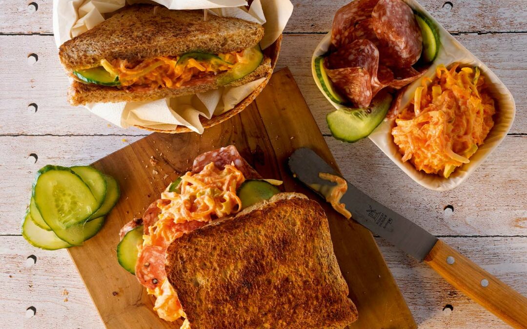 Herzhaftes Farmersalat-Sandwich